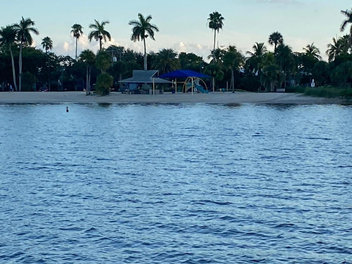 This Homestay Oasis Is The Cape'S Best Place To Stay Cape Coral Eksteriør bilde